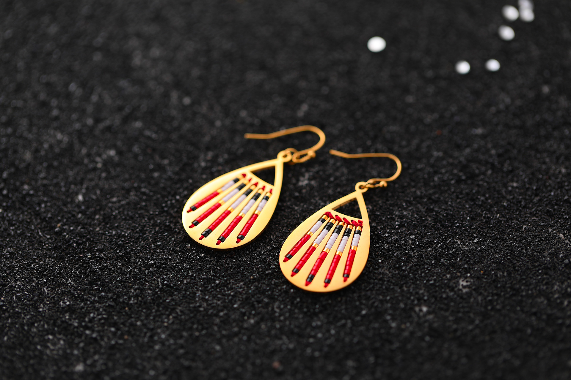 Boucles d'oreilles en acier plaqué or et perles tissées mains