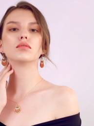 Boucles d'oreilles en acier plaqué or et perles tissées mains