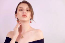 Boucles d'oreilles en acier plaqué or et perles tissées mains