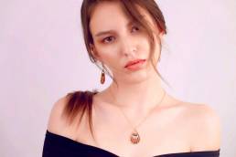 collier-cc18-5-en acier plaqué or et perles tissées mains