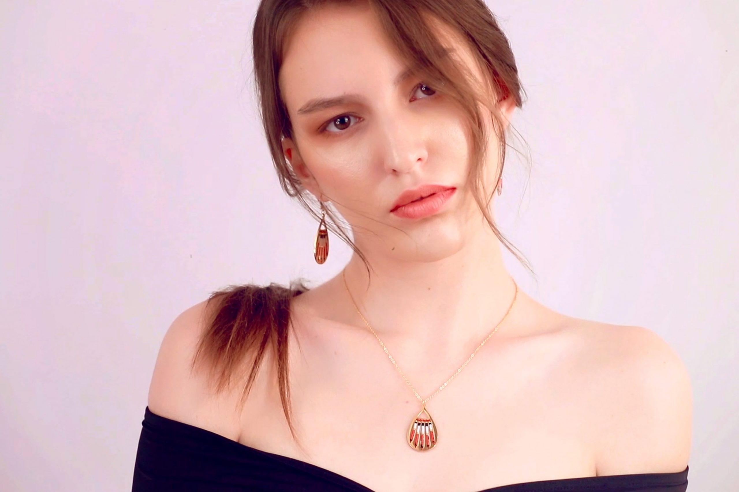 collier-cc18-5-en acier plaqué or et perles tissées mains